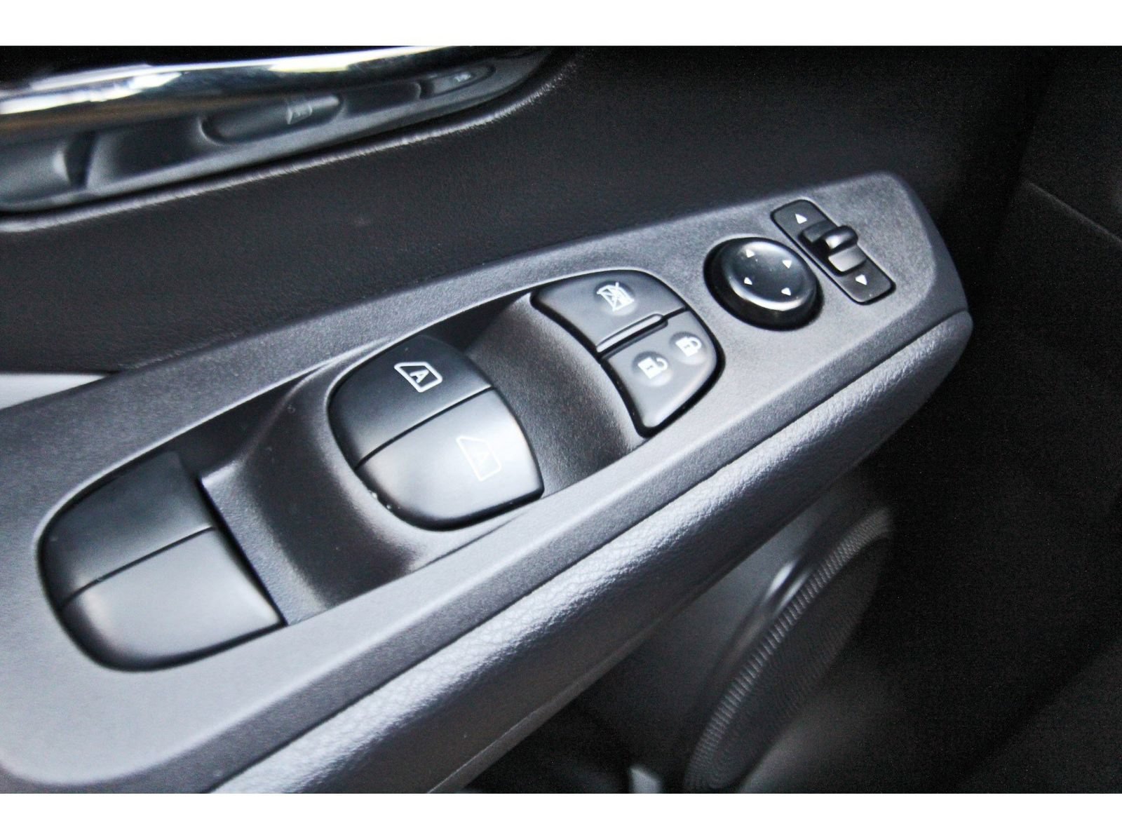 Used 2023 Nissan Kicks SR w/ SR Premium Package FWD image 21