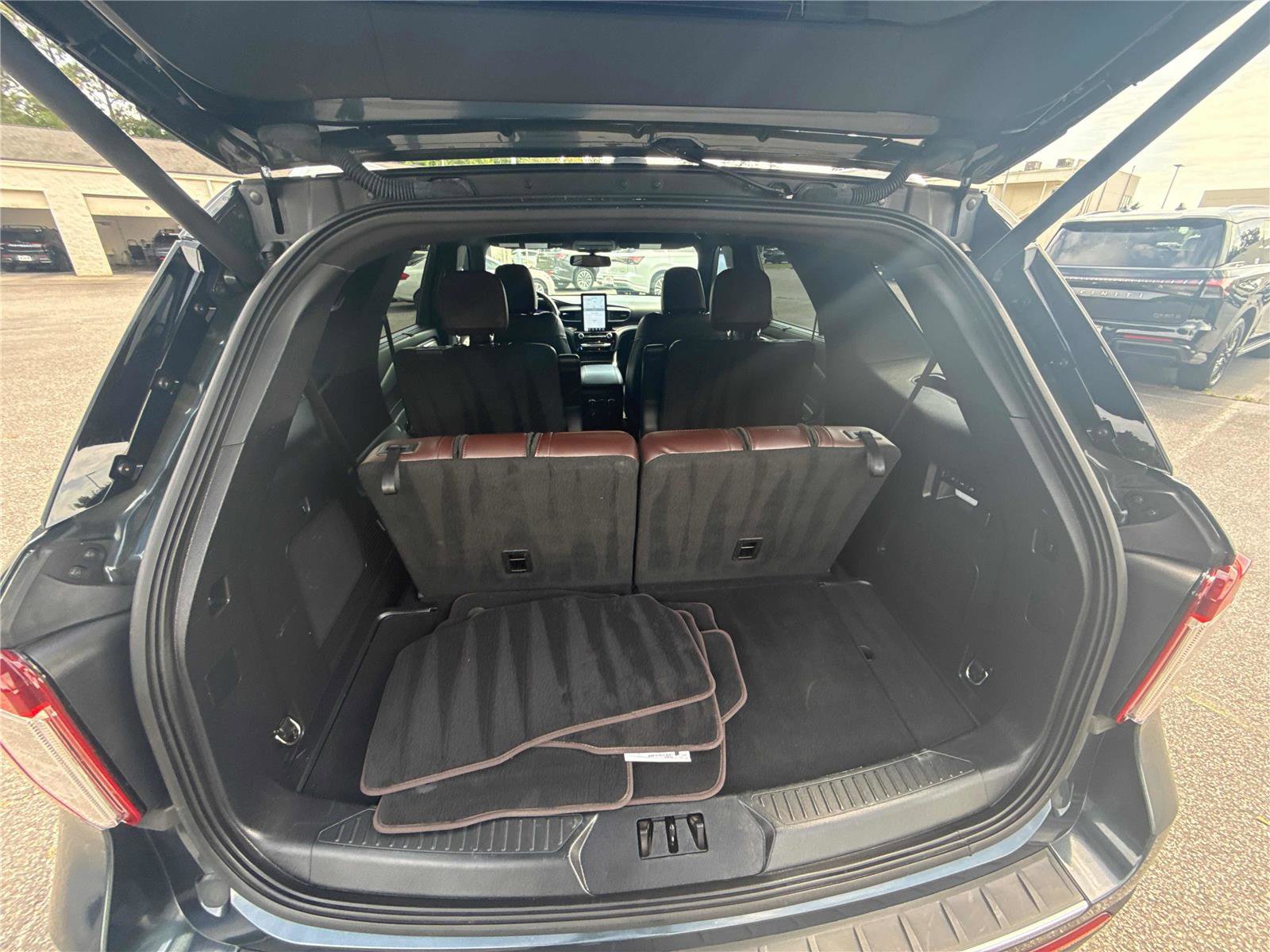 Used 2022 Ford Explorer Platinum w/ Technology Package AWD/4WD image 31