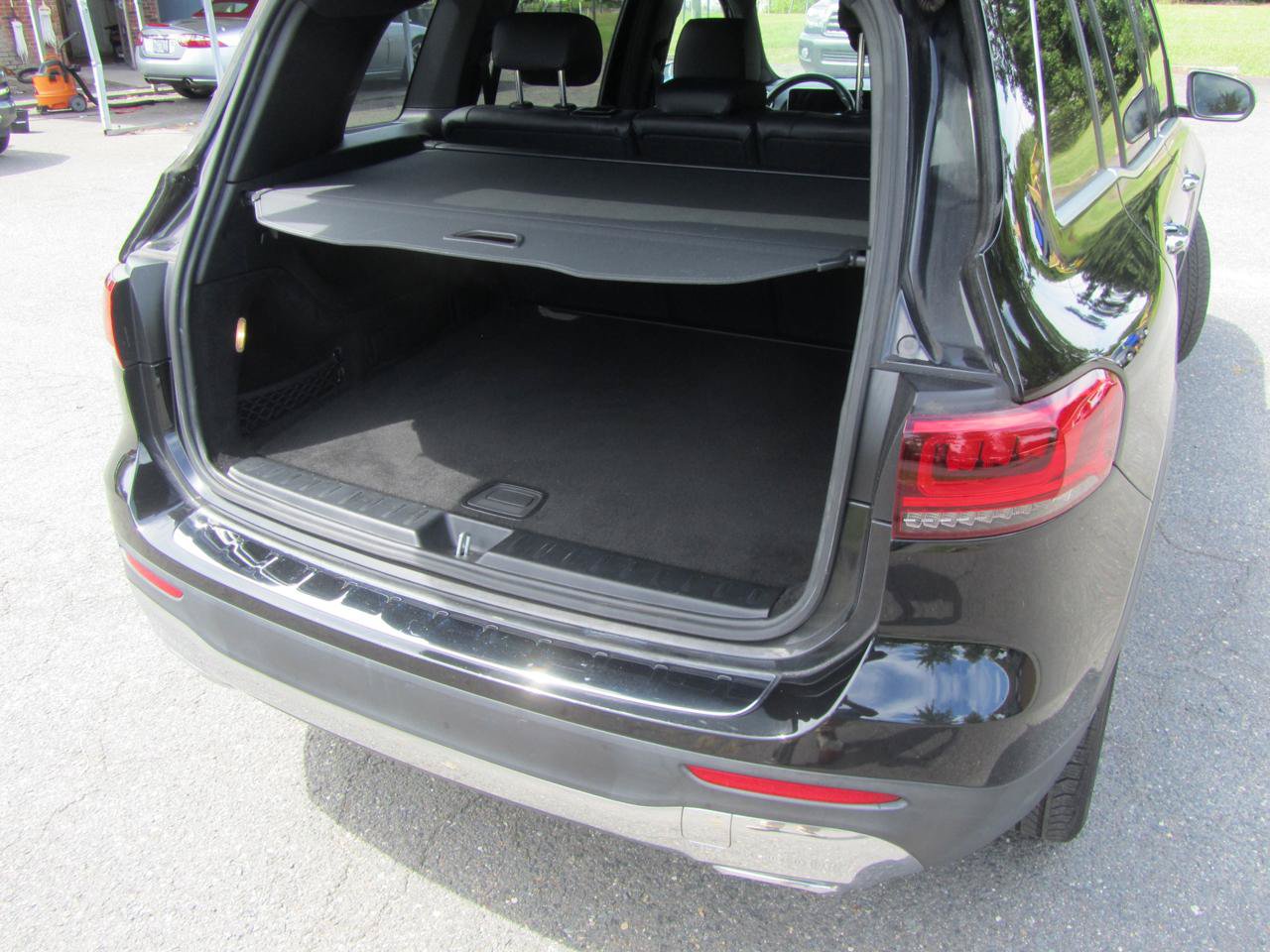 Used 2020 Mercedes-Benz GLB 250 4MATIC w/ Premium Package image 21