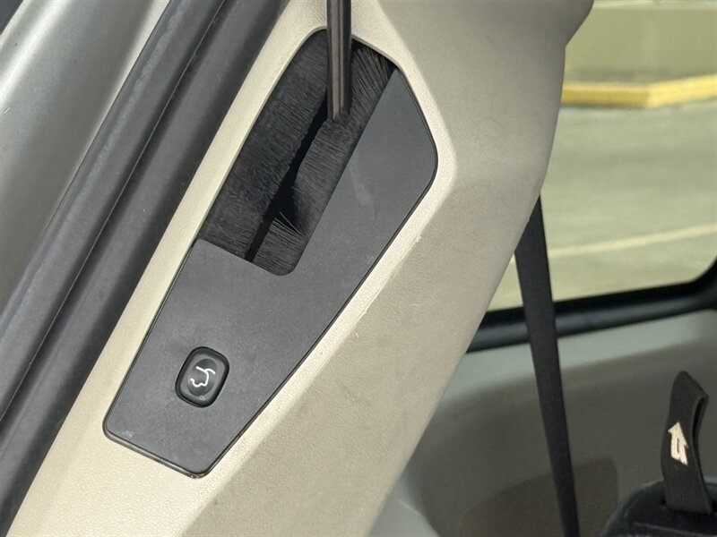 Used 2015 Chrysler Town & Country Touring FWD image 7