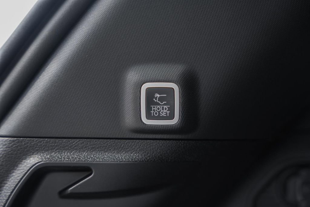 New 2025 Jeep Grand Cherokee Laredo X w/ Luxury Tech Group I image 11