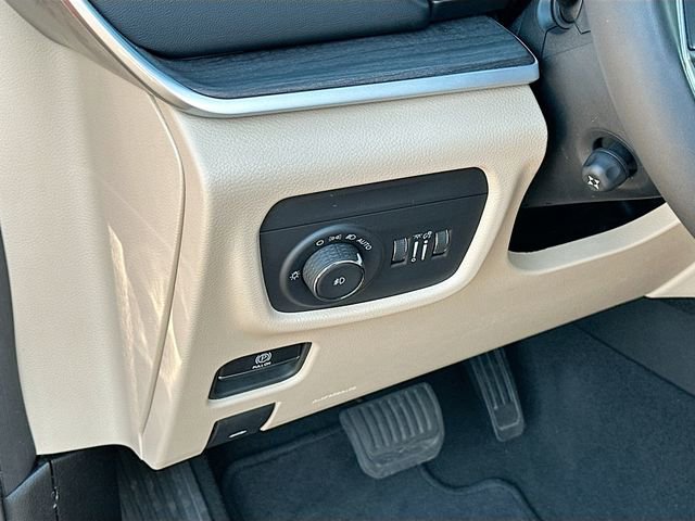 Used 2025 Jeep Grand Cherokee Limited w/ Luxury Tech Group II image 10