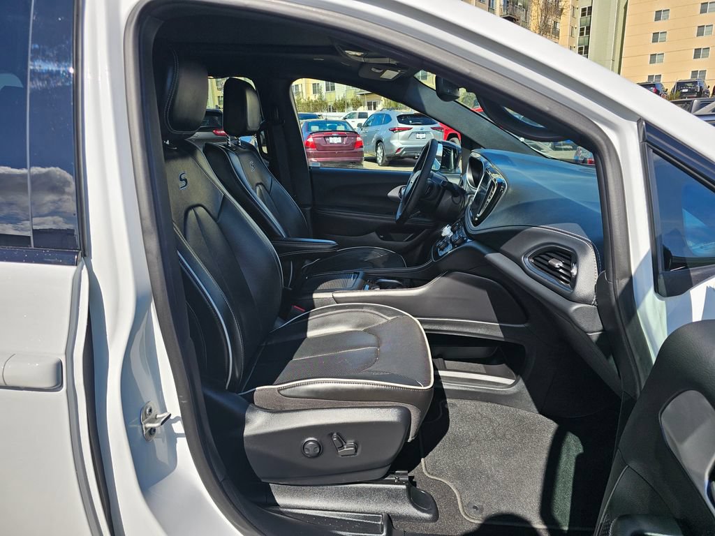 Used 2023 Chrysler Pacifica Limited w/ S Appearance Package FWD image 12
