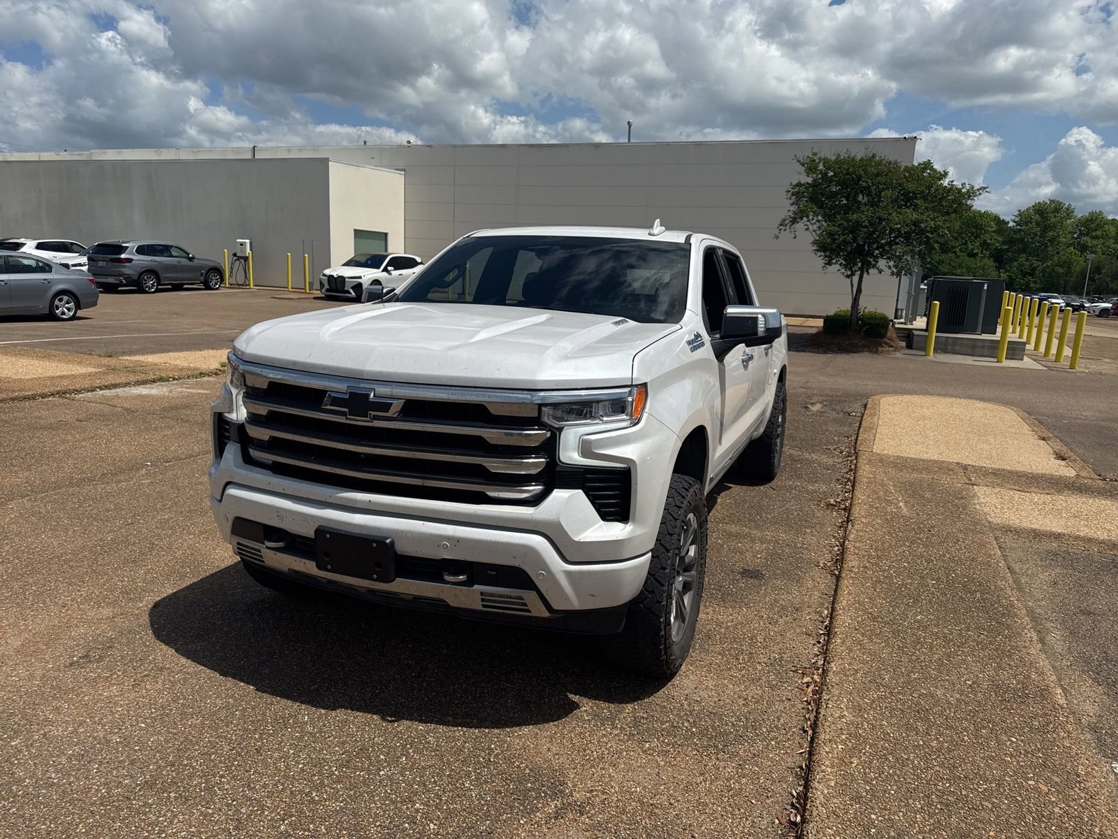Used 2023 Chevrolet Silverado 1500 High Country w/ Technology Package AWD/4WD image 1