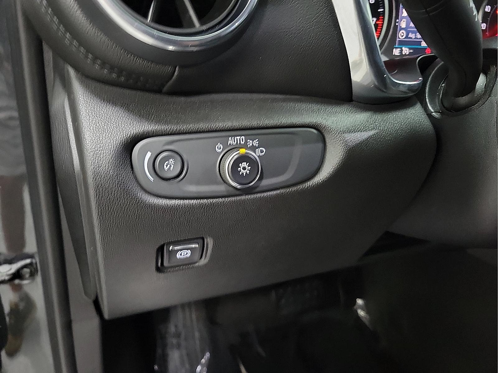 Used 2020 Chevrolet Blazer LT FWD image 13