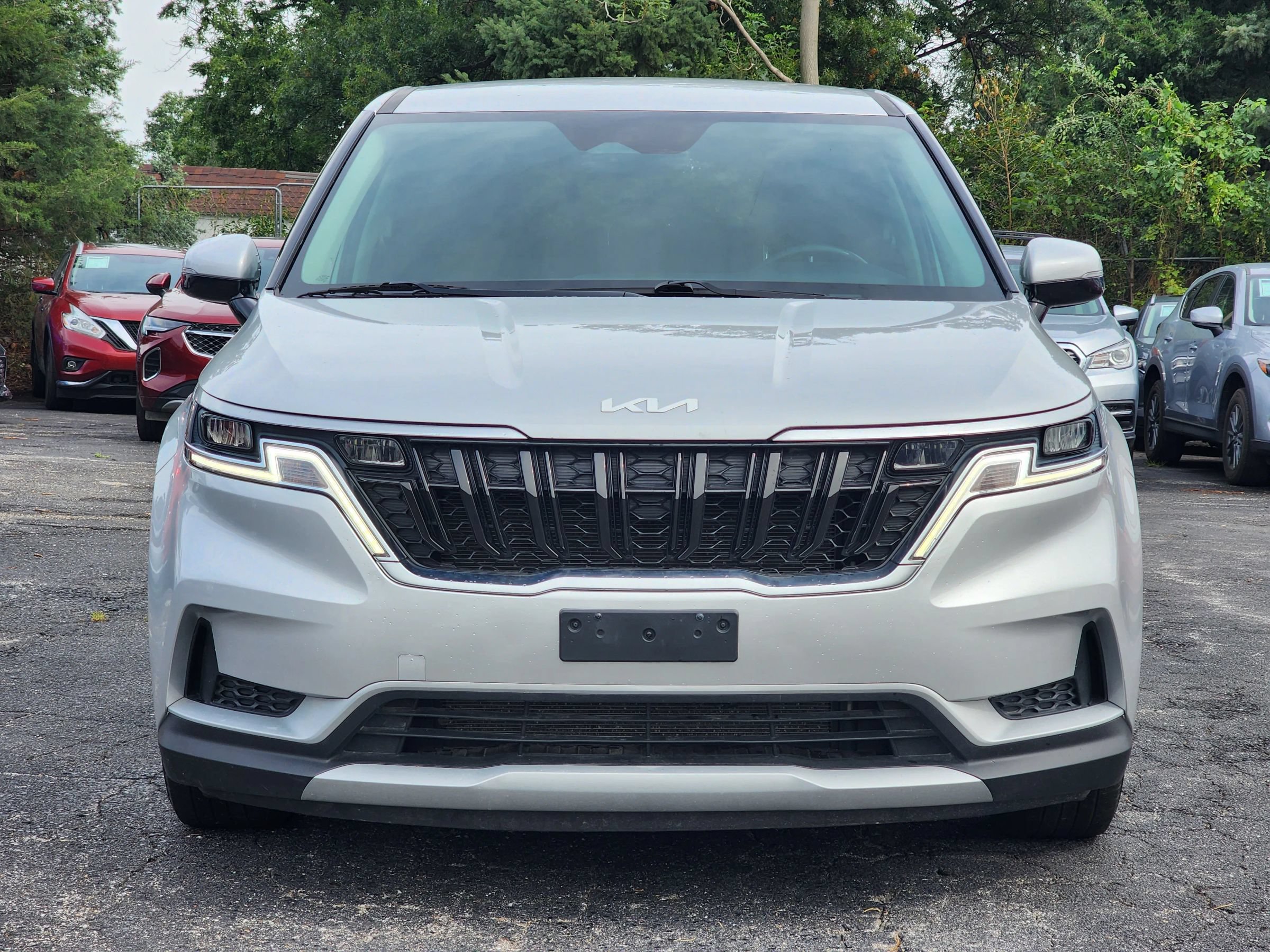 Used 2022 Kia Carnival LX FWD image 2