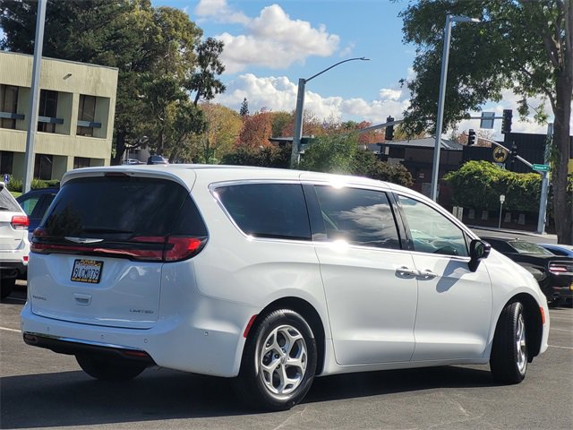 New 2024 Chrysler Pacifica Limited w/ Uconnect Theater Family Group image 8
