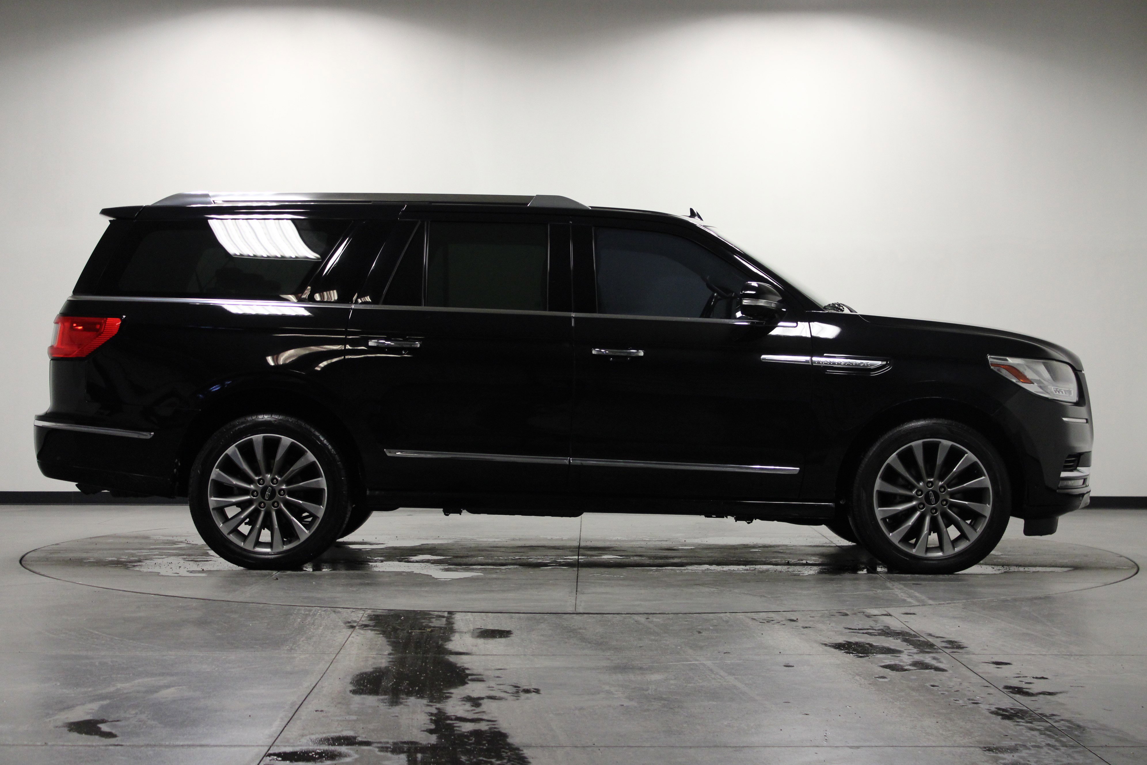 Used 2019 Lincoln Navigator L Select w/ Technology Package image 3