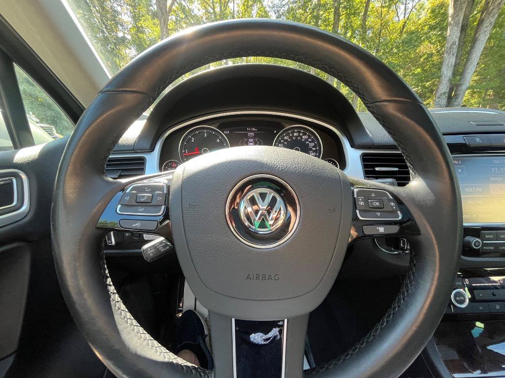 Used 2013 Volkswagen Touareg Executive AWD/4WD image 21