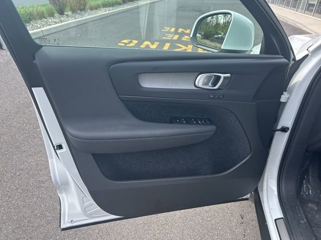 Certified 2025 Volvo XC40 B5 Plus AWD/4WD image 16