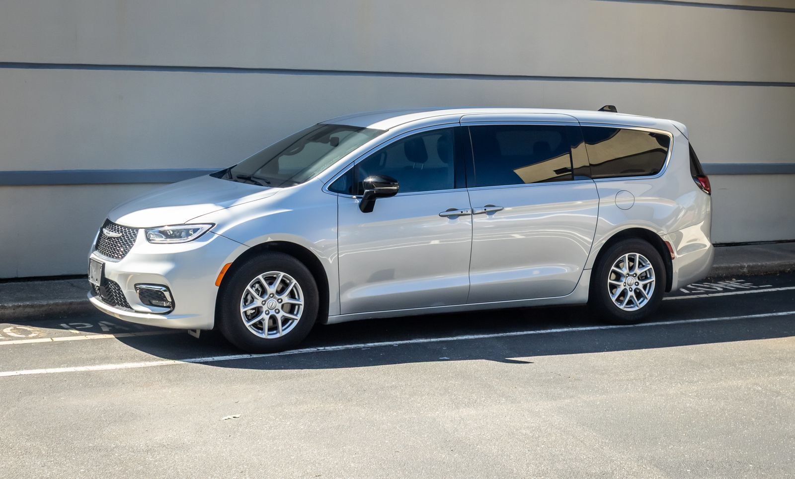 Used 2026 Chrysler Pacifica Select FWD image 3