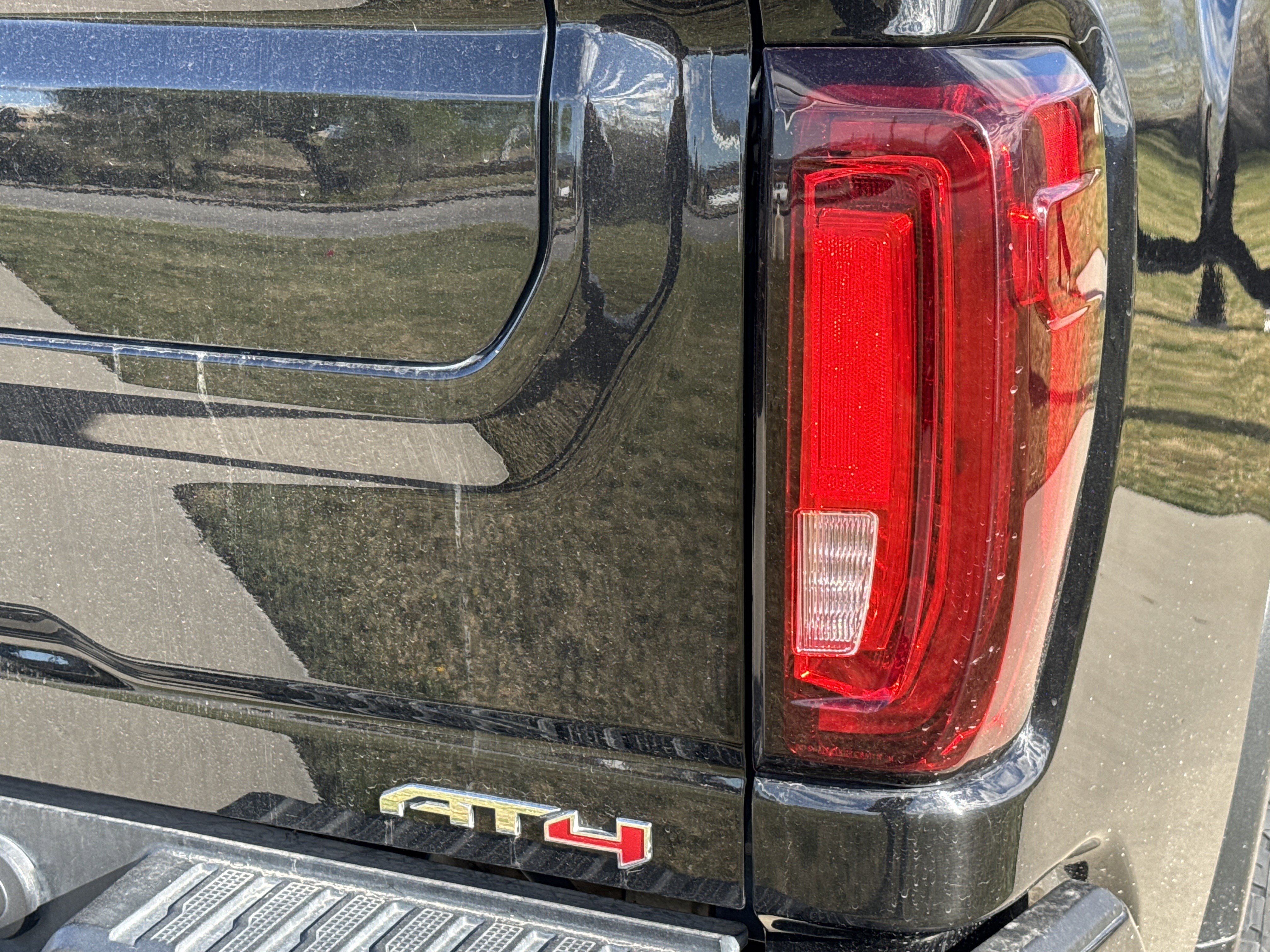 Used 2022 GMC Sierra 2500 AT4 w/ AT4 Preferred Package AWD/4WD image 11