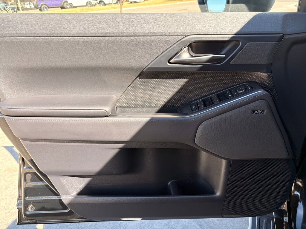 Used 2024 Lexus GX 550 w/ Accessory Package (2T) image 11