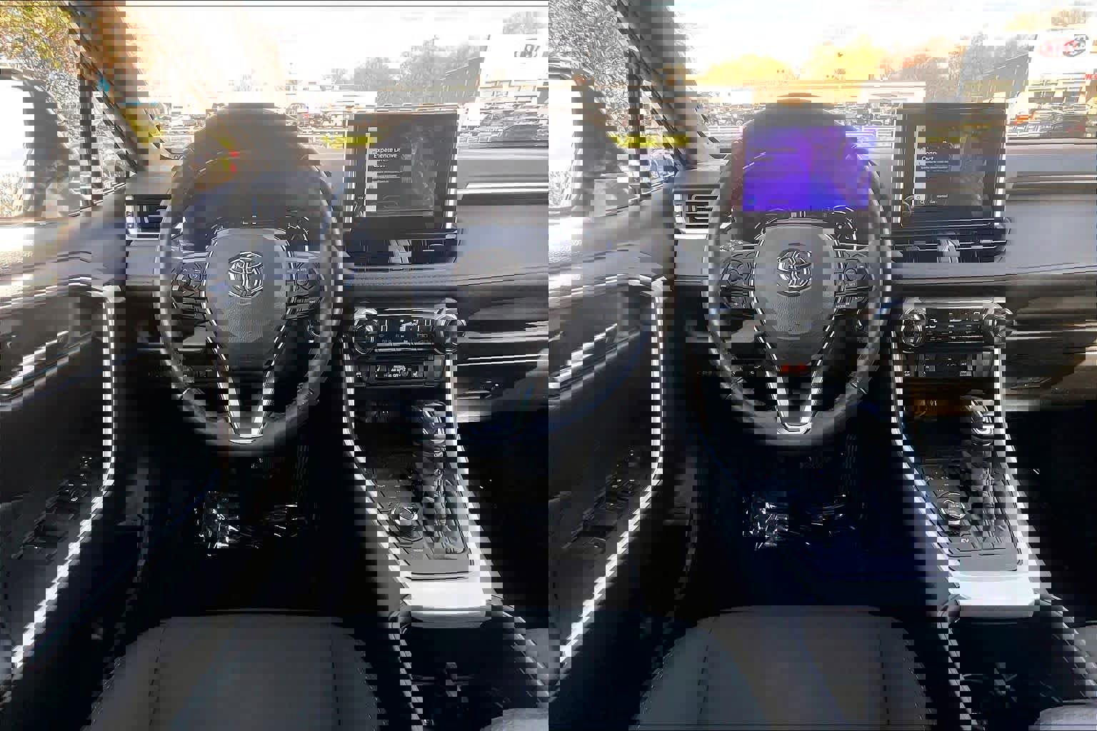 Used 2024 Toyota RAV4 SE w/ Convenience Package image 6