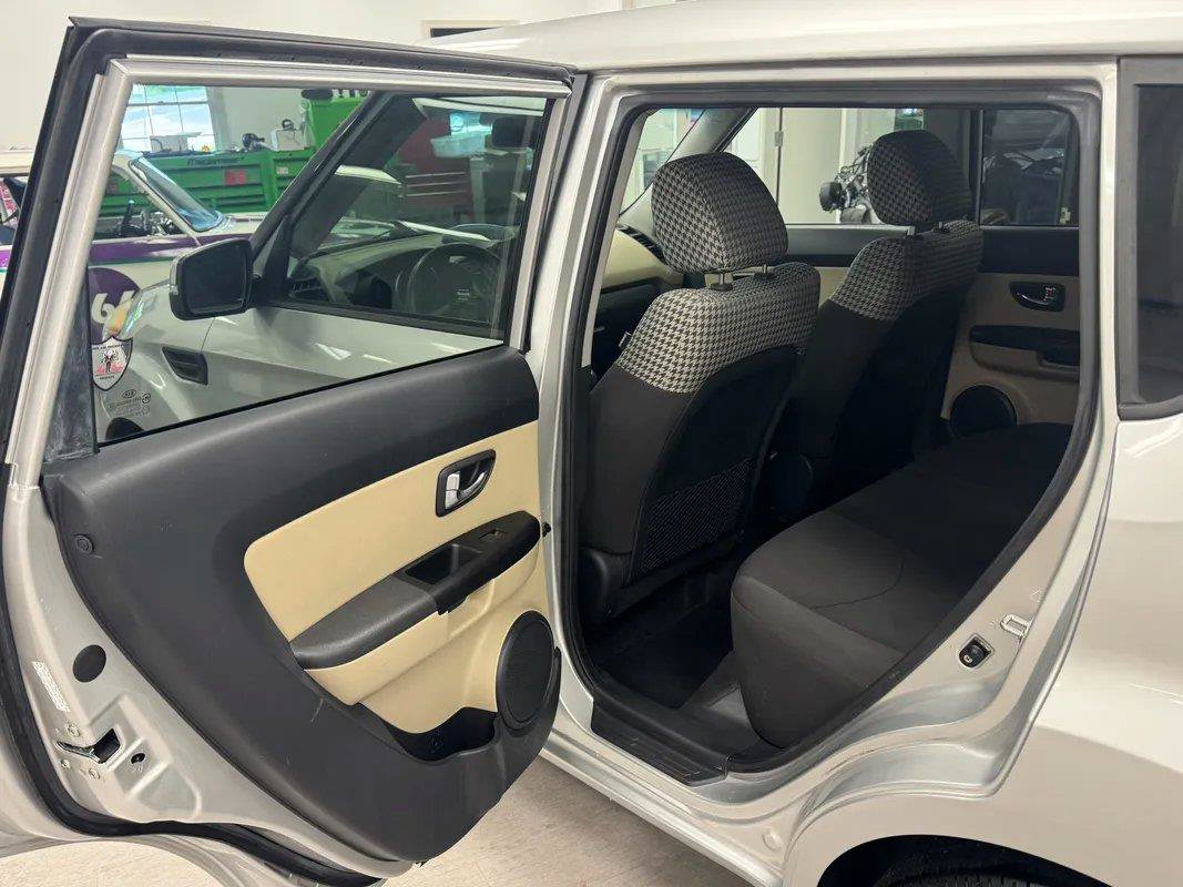 Used 2012 Kia Soul ! FWD image 21
