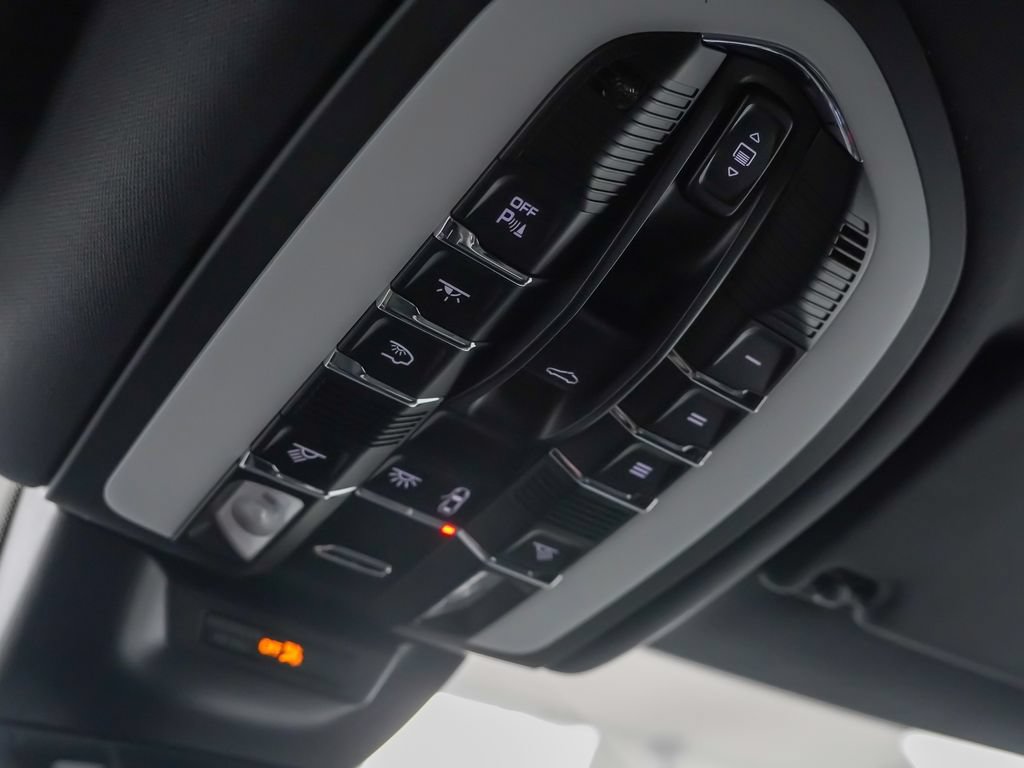 Certified 2026 Porsche Macan AWD/4WD image 28