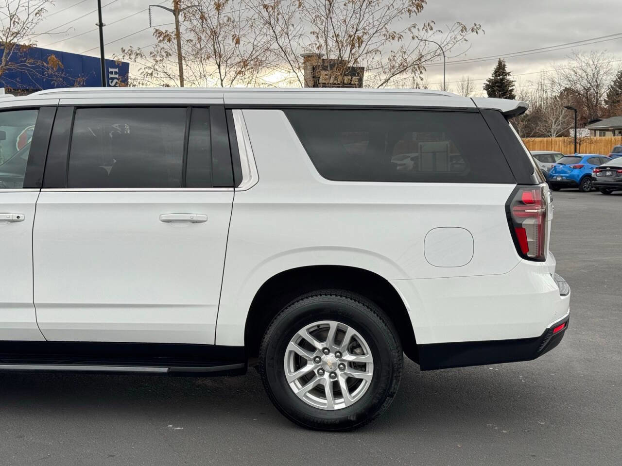 Used 2023 Chevrolet Suburban LT image 9