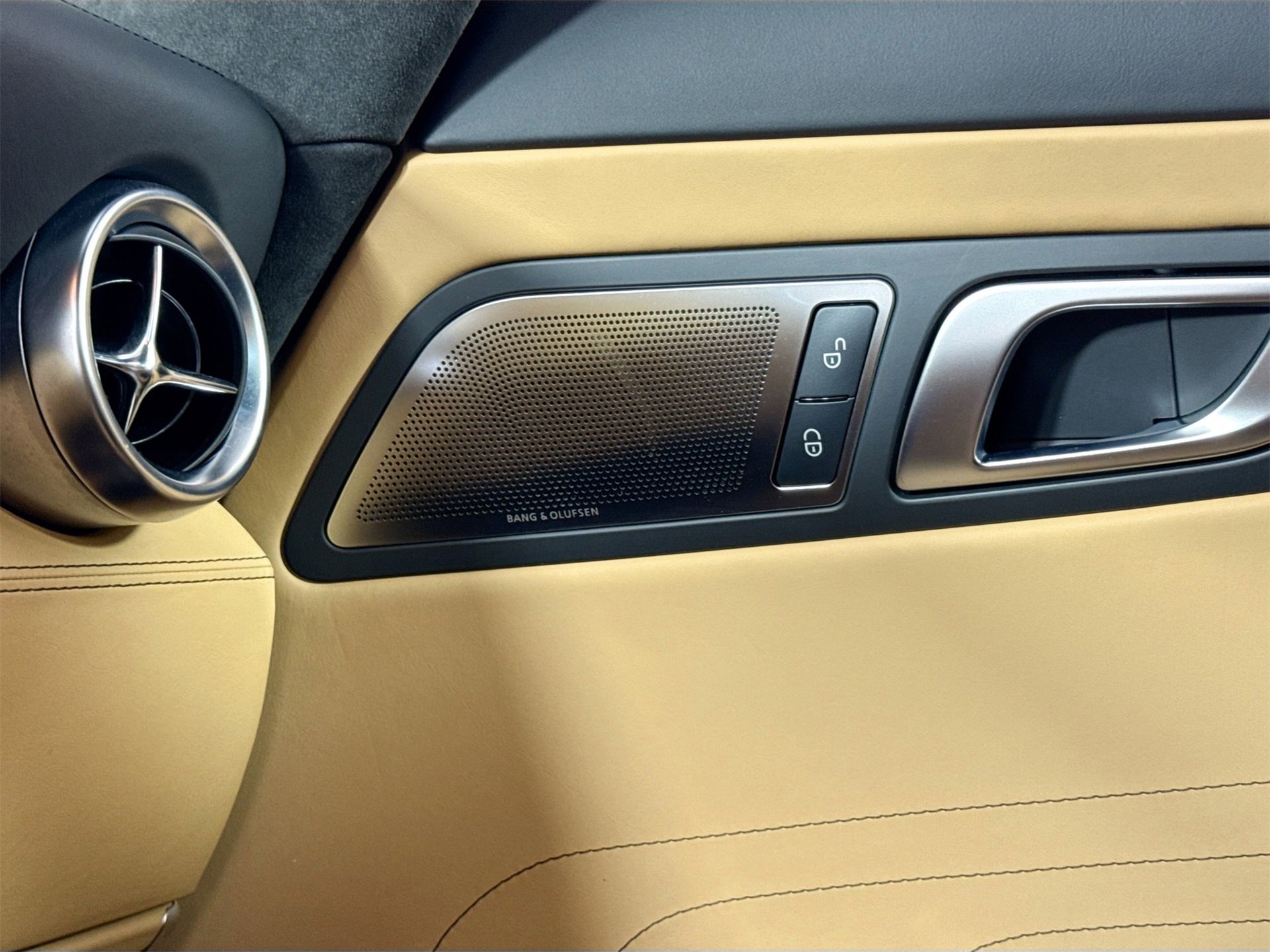 Used 2011 Mercedes-Benz SLS AMG Coupe image 17