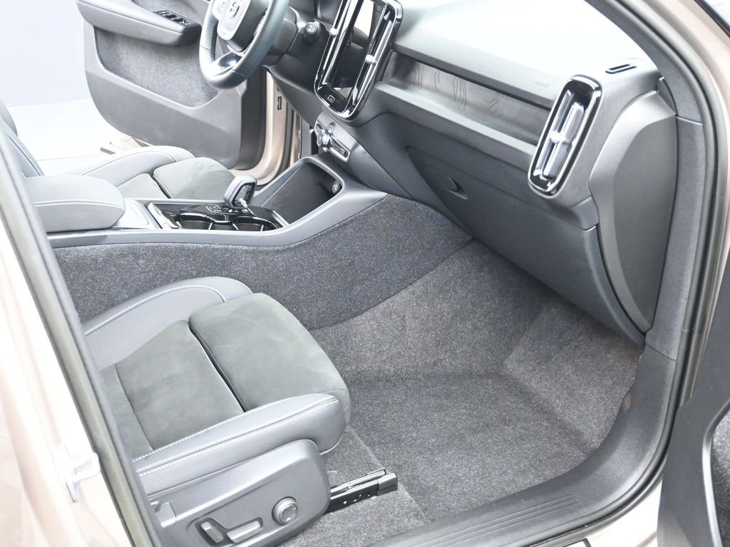 Used 2023 Volvo XC40 Recharge Ultimate image 18