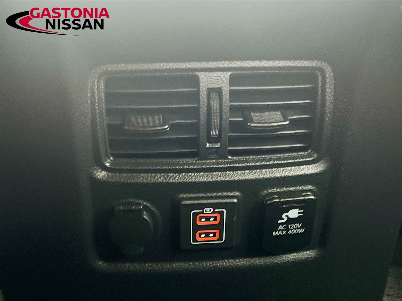 Used 2024 Nissan Titan SV w/ SV Convenience Package image 33