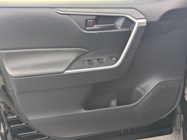 Used 2025 Toyota RAV4 LE AWD/4WD image 10