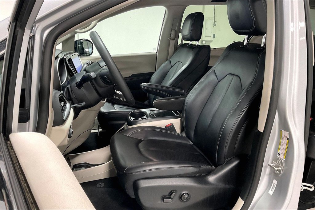 Used 2024 Chrysler Pacifica Touring-L FWD image 30