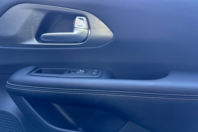 Used 2025 Chrysler Pacifica Select image 18