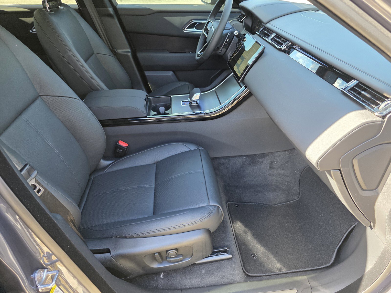 New 2026 Land Rover Range Rover Velar Dynamic SE image 3