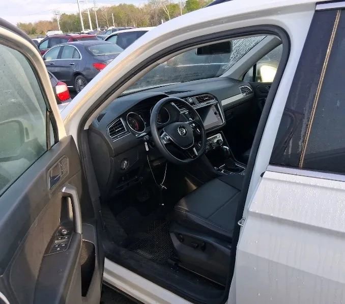 Used 2020 Volkswagen Tiguan SE w/ Panoramic Sunroof Package AWD/4WD image 2