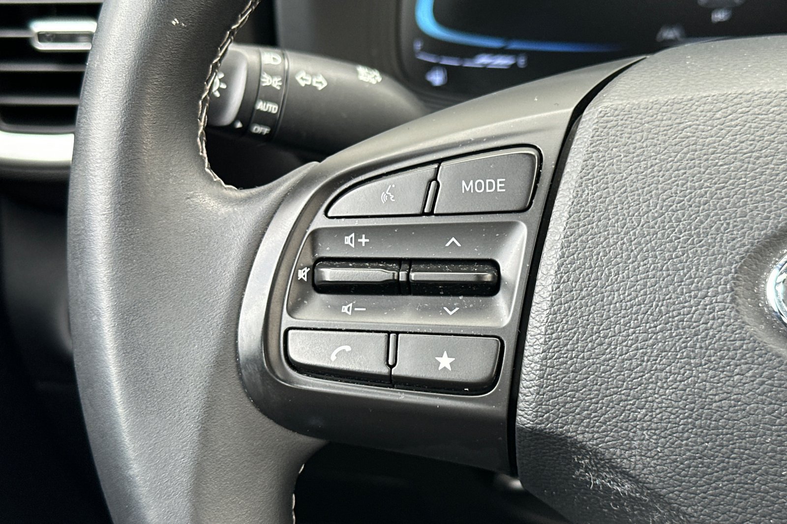 Used 2023 Hyundai Venue SEL FWD image 24