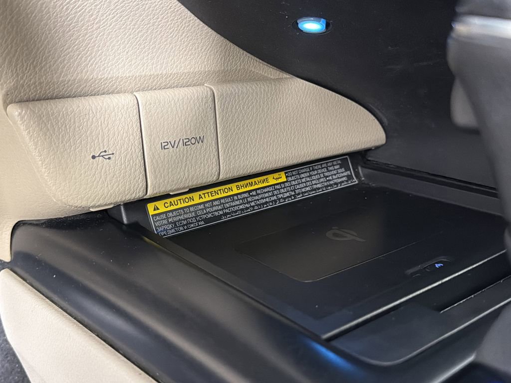 Used 2020 Toyota Camry XLE image 29