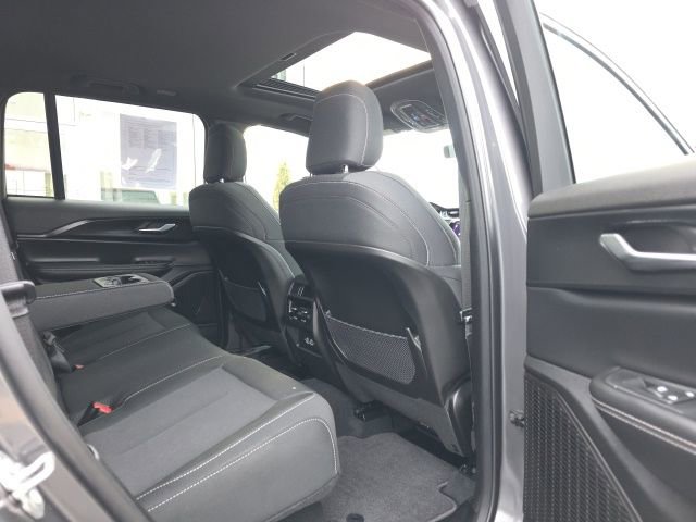 Used 2025 Jeep Grand Cherokee Laredo X AWD/4WD image 29