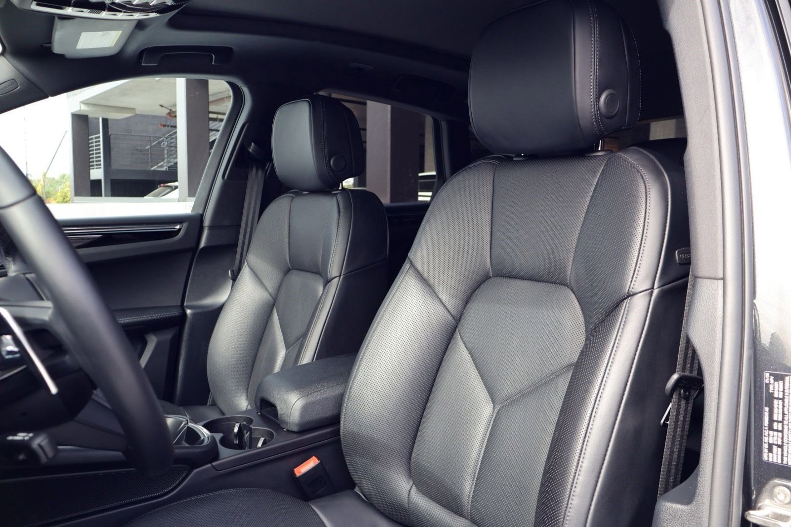 Certified 2025 Porsche Macan image 5