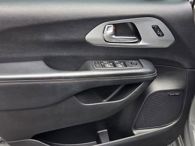 Used 2020 Chrysler Pacifica Touring-L Plus w/ Advanced Safetytec Group FWD image 20