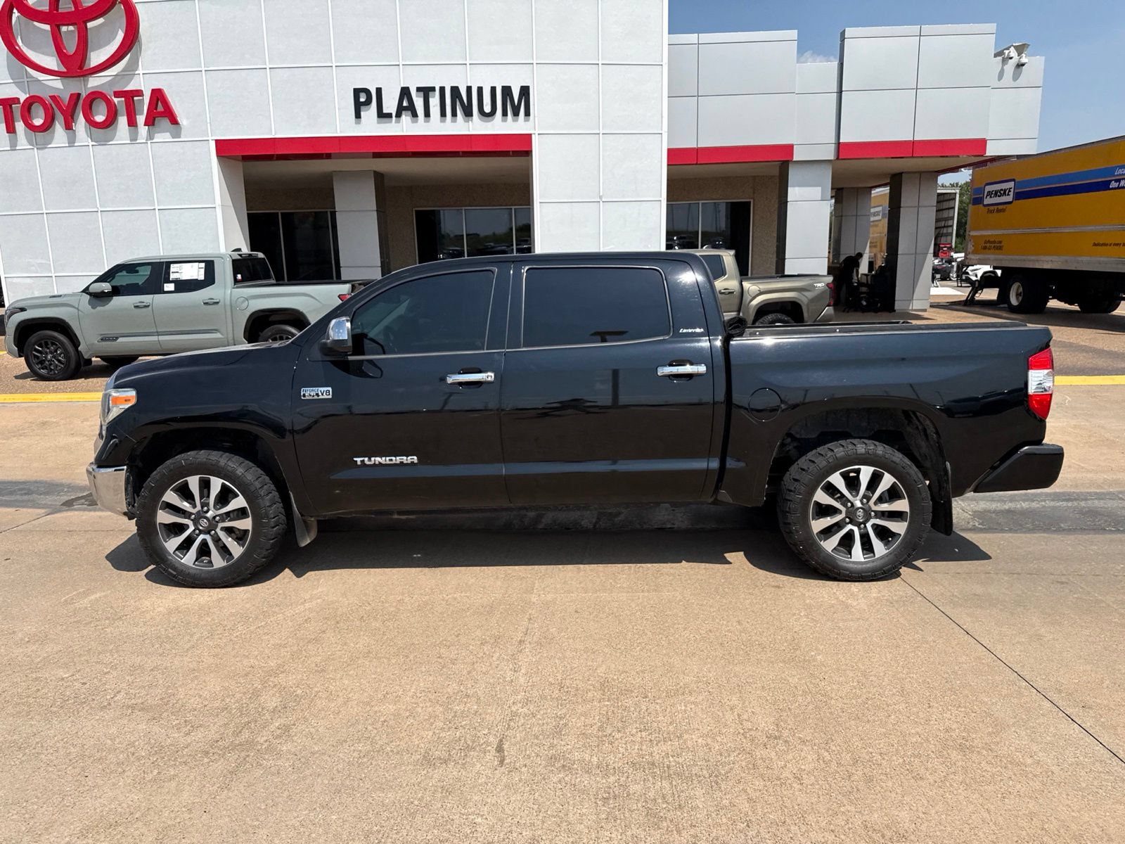 Used 2018 Toyota Tundra Limited w/ Limited Premium Package AWD/4WD image 7