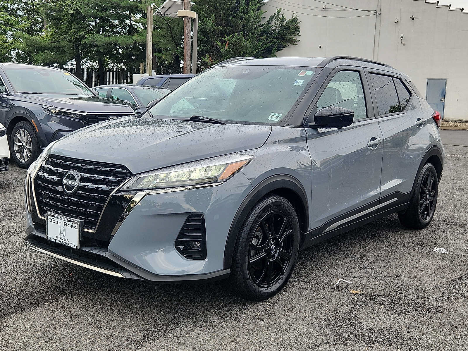 Used 2023 Nissan Kicks SR w/ SR Premium Package FWD image 3