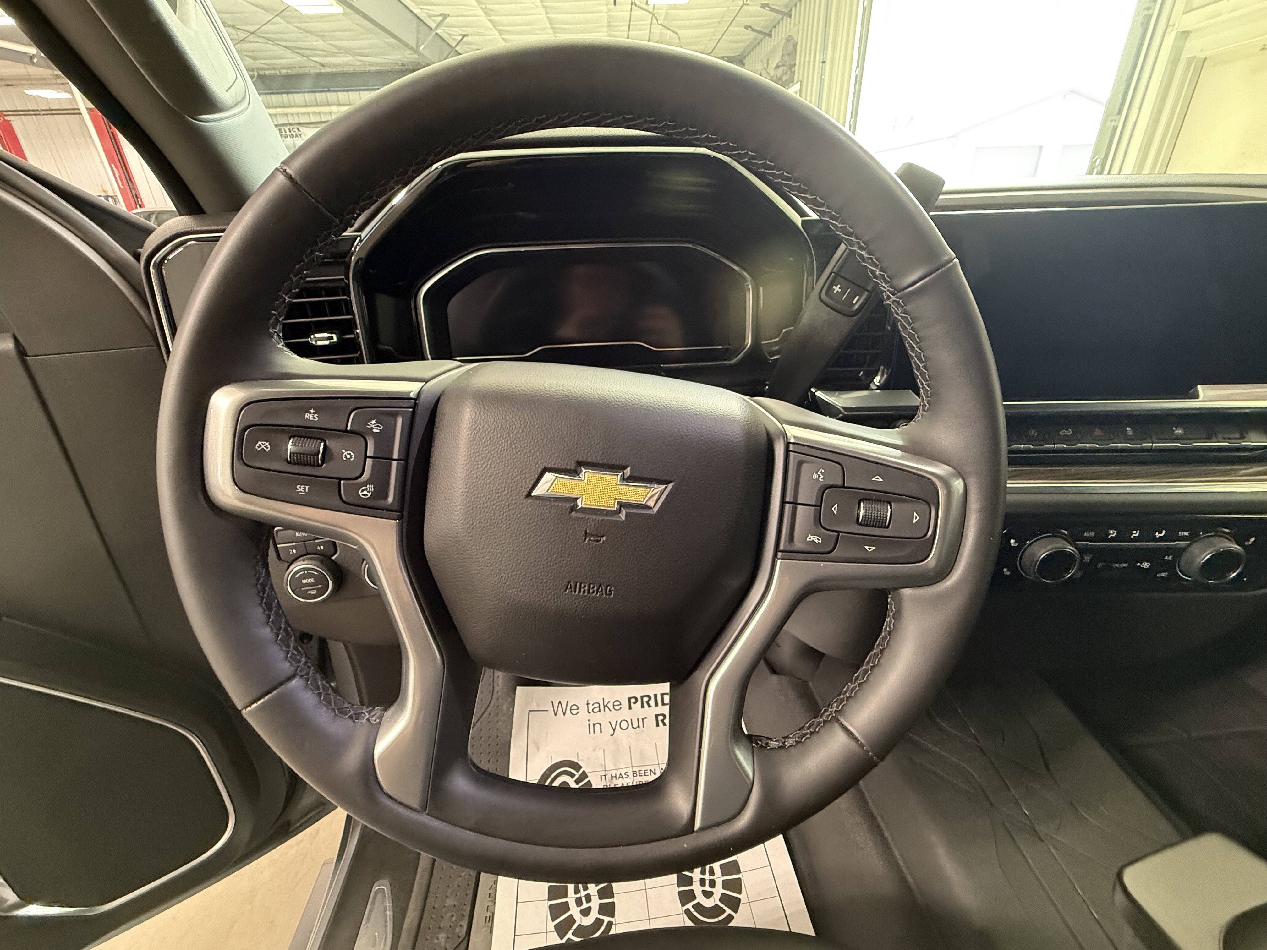 Used 2025 Chevrolet Silverado 1500 LT w/ Leather Package AWD/4WD image 23