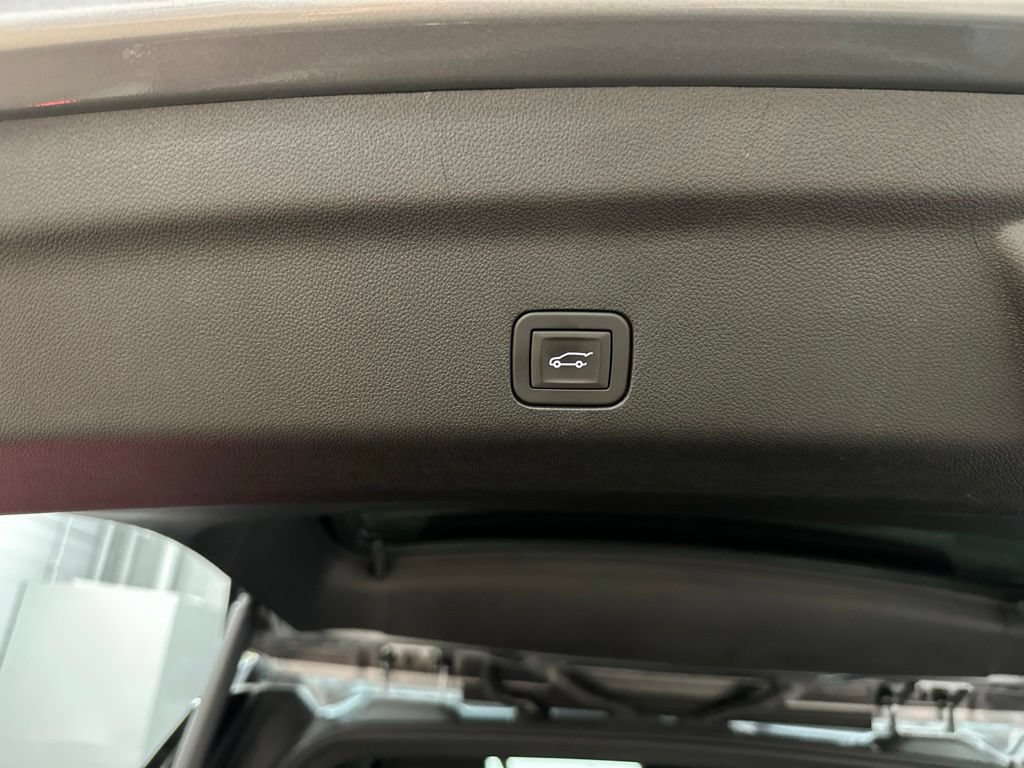 Used 2025 Chevrolet Suburban Premier AWD/4WD image 38