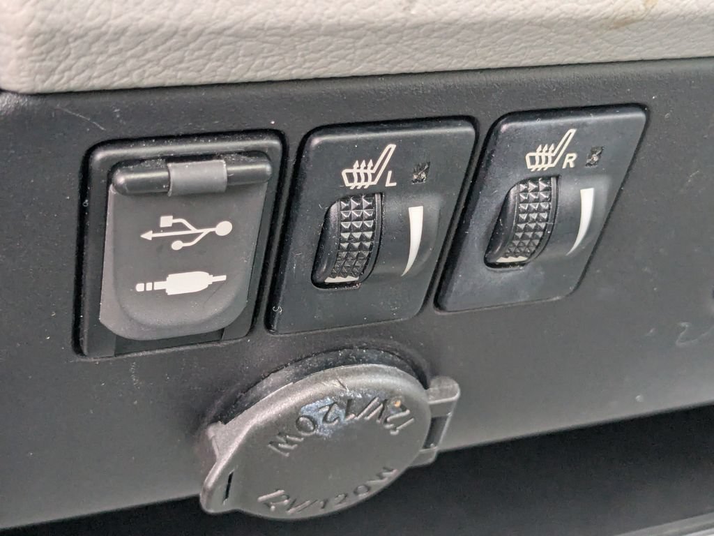 Used 2017 Toyota Sienna XLE w/ XLE Navigation Package FWD image 9