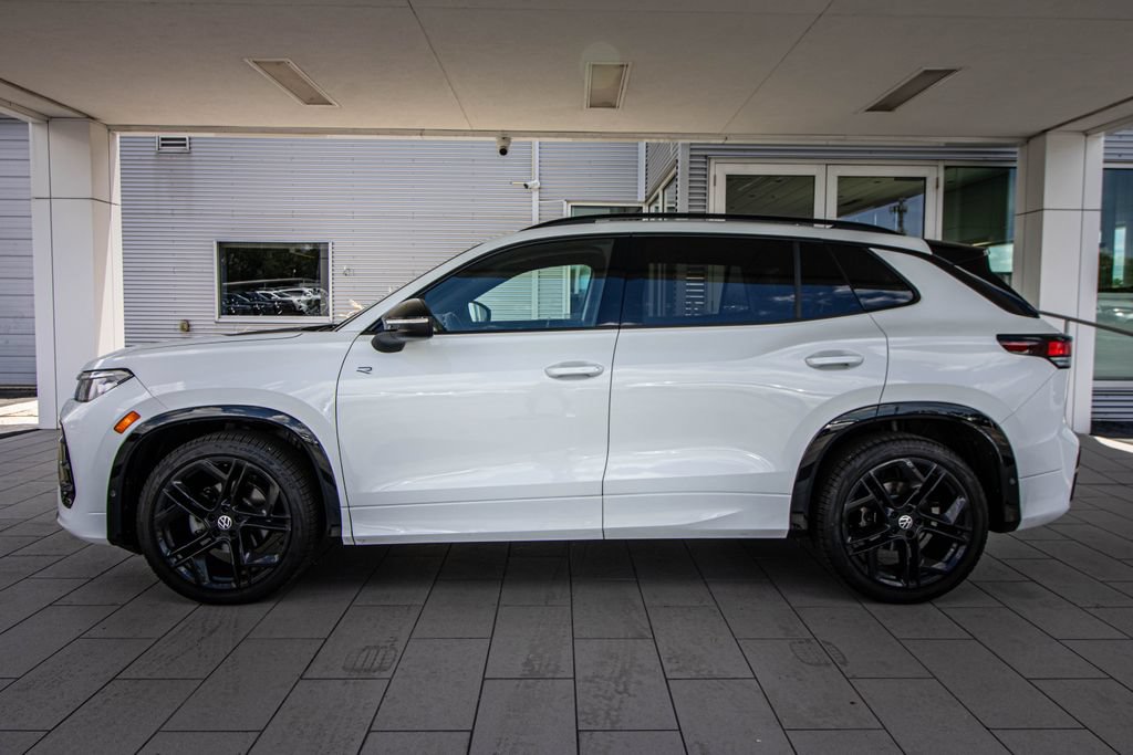 Certified 2026 Volkswagen Tiguan SE R-Line FWD image 11