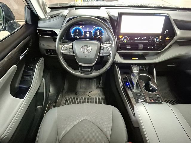 Used 2023 Toyota Highlander Platinum image 11