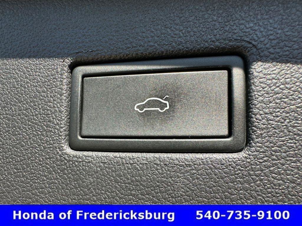 Used 2024 Volkswagen Tiguan SE R-Line image 40