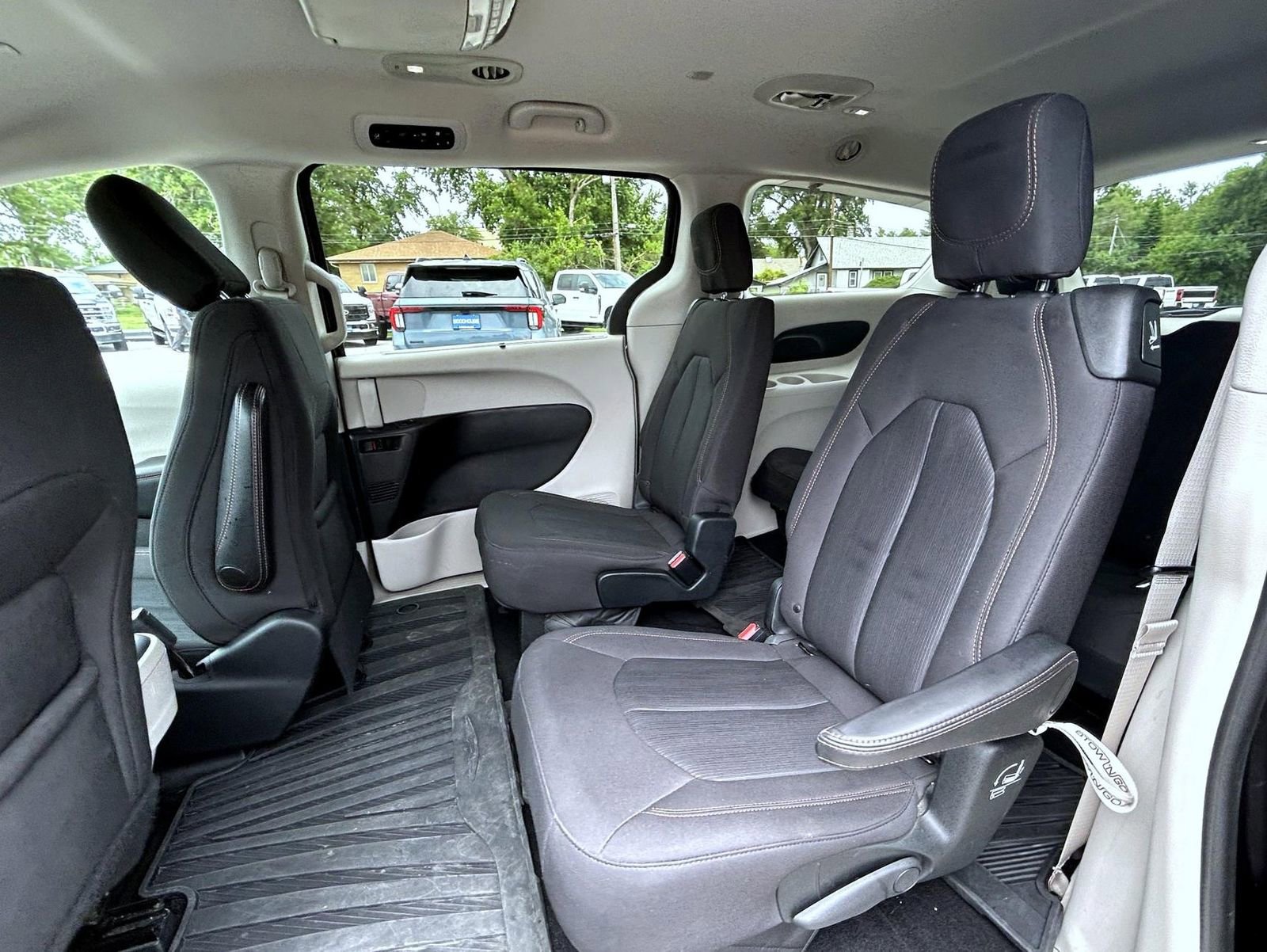 Used 2019 Chrysler Pacifica Touring Plus w/ Tire & Wheel Group FWD image 20