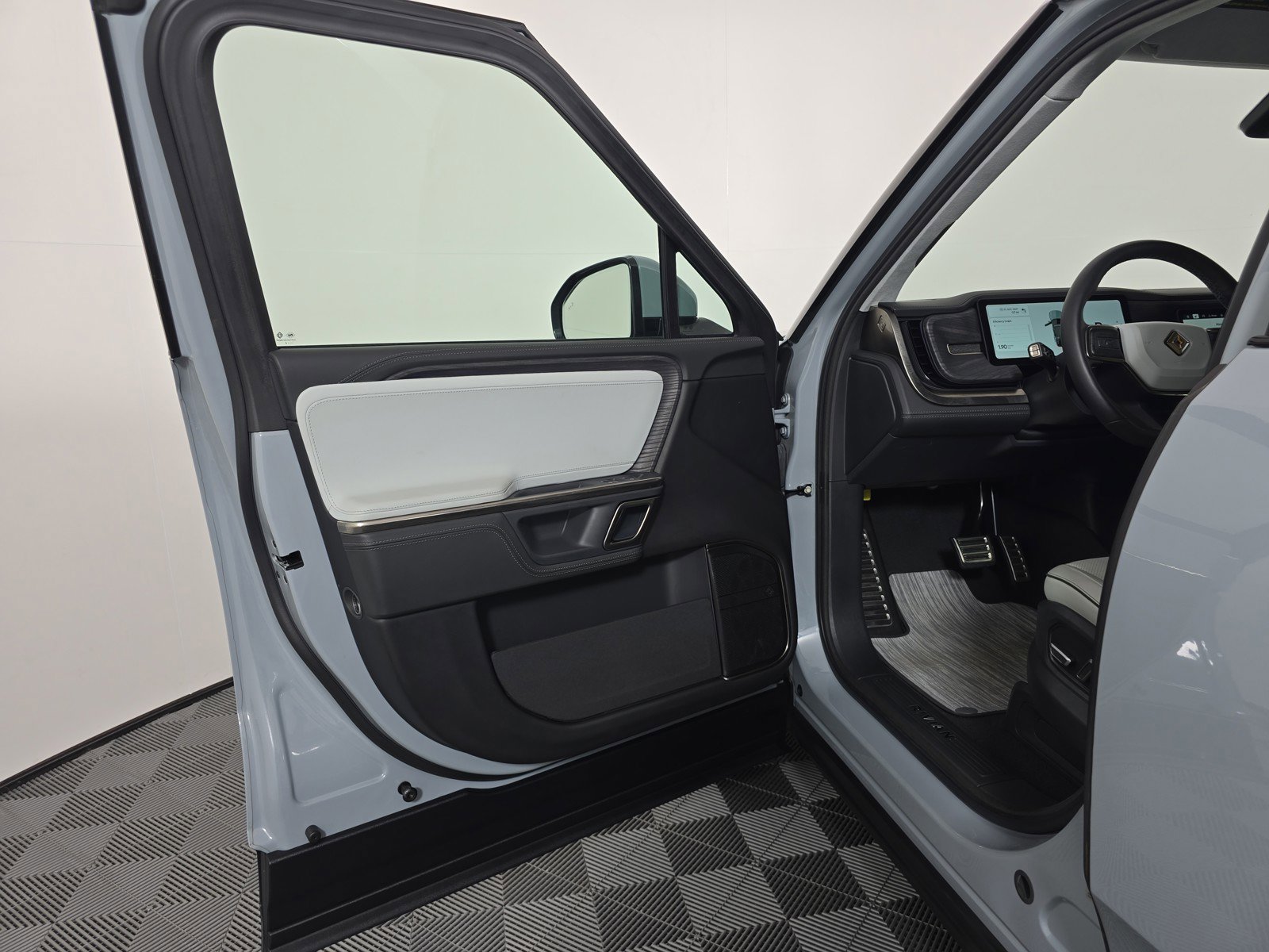 Used 2024 Rivian R1S Adventure AWD/4WD image 16