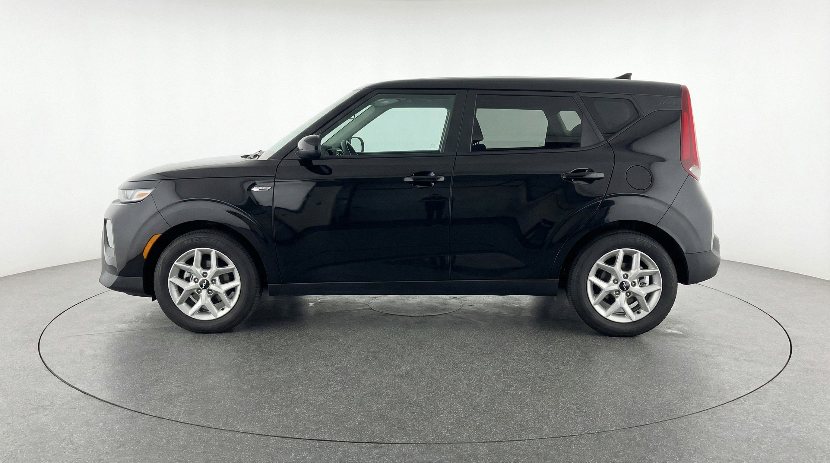 Used 2025 Kia Soul LX w/ LX Technology Package FWD image 5