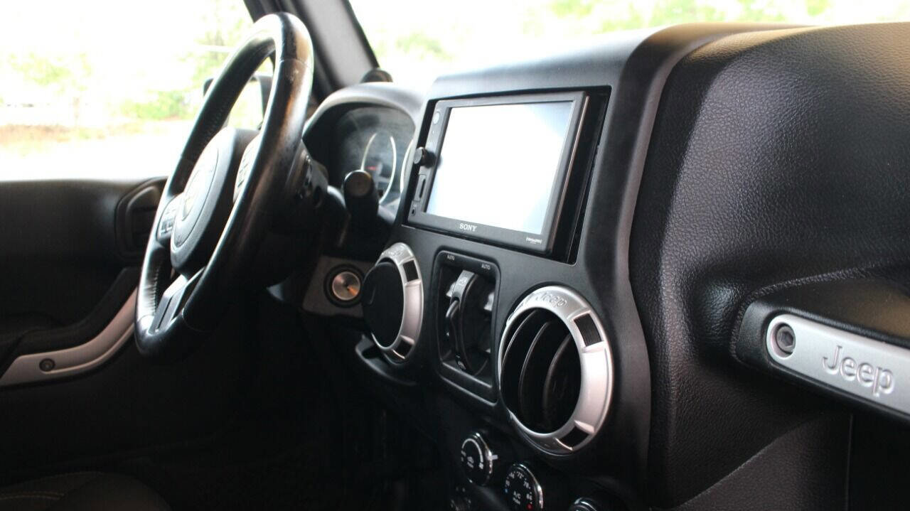 Used 2014 Jeep Wrangler Unlimited Sahara w/ Connectivity Group image 19