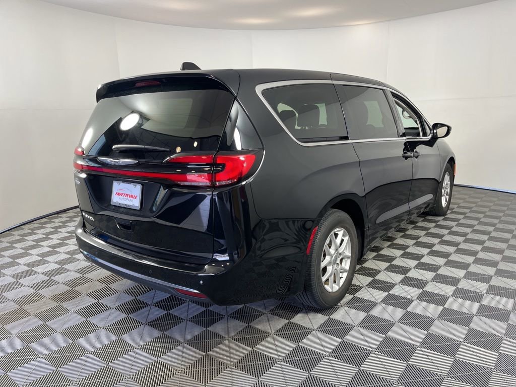 Used 2024 Chrysler Pacifica Touring-L image 16