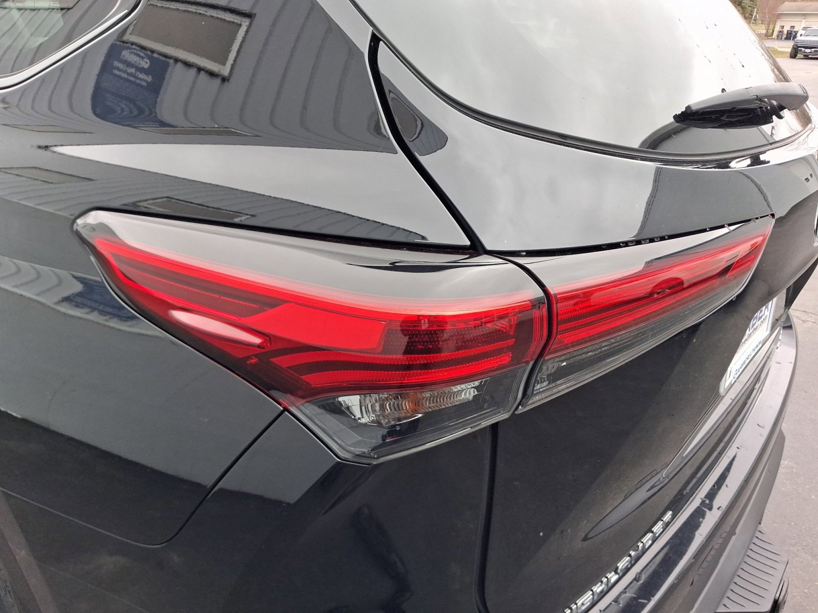 Used 2021 Toyota Highlander XLE AWD/4WD image 12