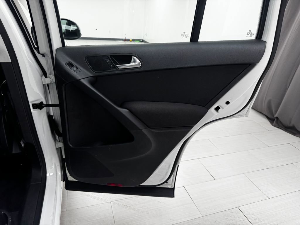 Used 2017 Volkswagen Tiguan S image 14