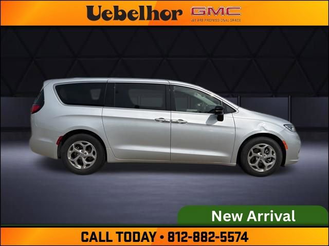 Used 2024 Chrysler Pacifica Limited image 3